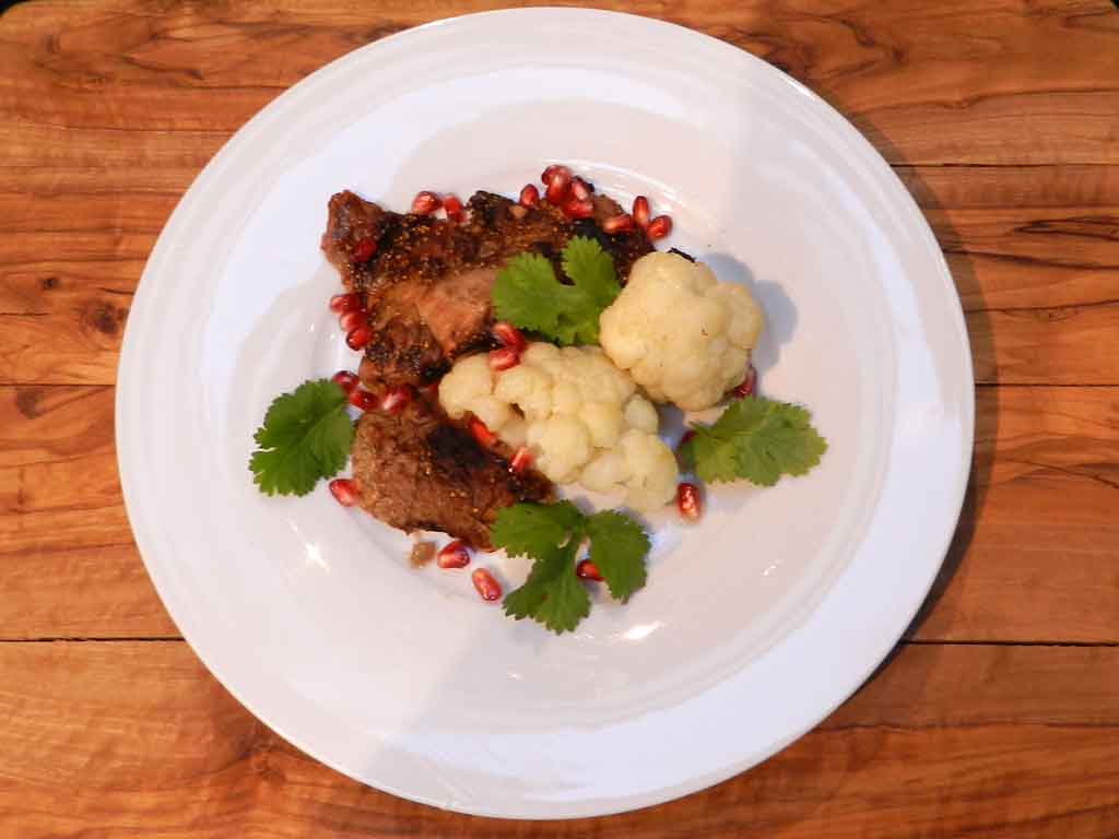 Das Lamm wird mit schwarzem Knoblauch und frischen Feigen gewürzt.