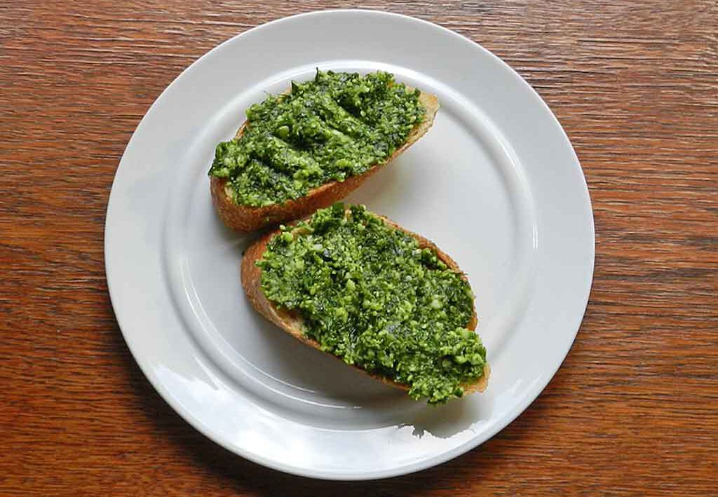 Crostini mit Pesto von Sellerieblättern - vom Stangensellerie.