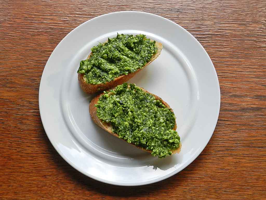 Crostini mit Pesto von Sellerieblättern - vom Stangensellerie.