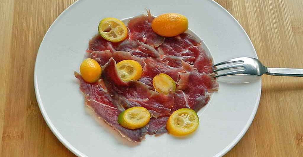 Zum Apéro: gebeizte Entenbrust mit Kumquats.