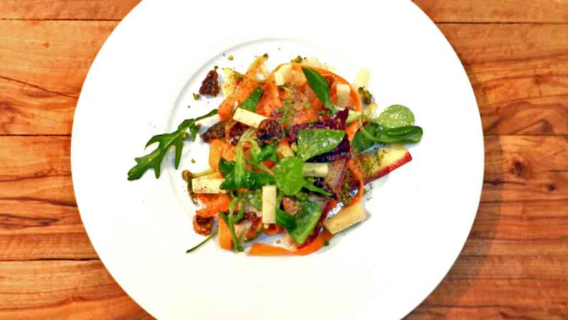 Bunt, knackig, roh: Karottensalat mit Comté.