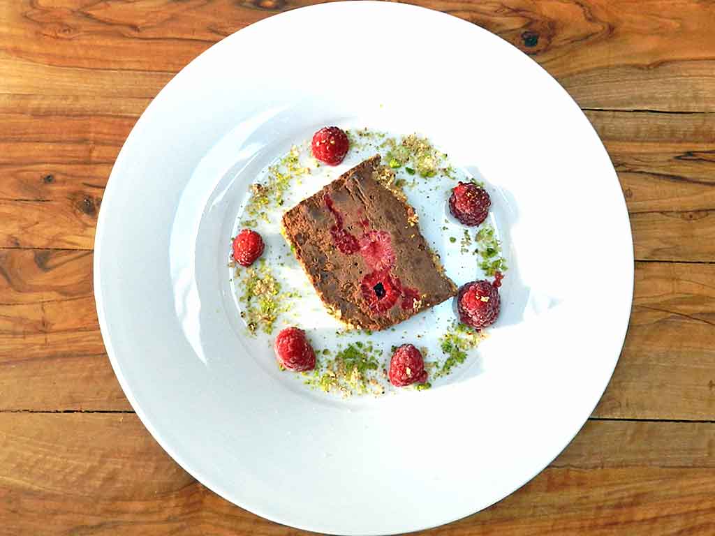 Mousse au Chocolat mit Olivenöl schmeckt auch als Halbgeforenes.