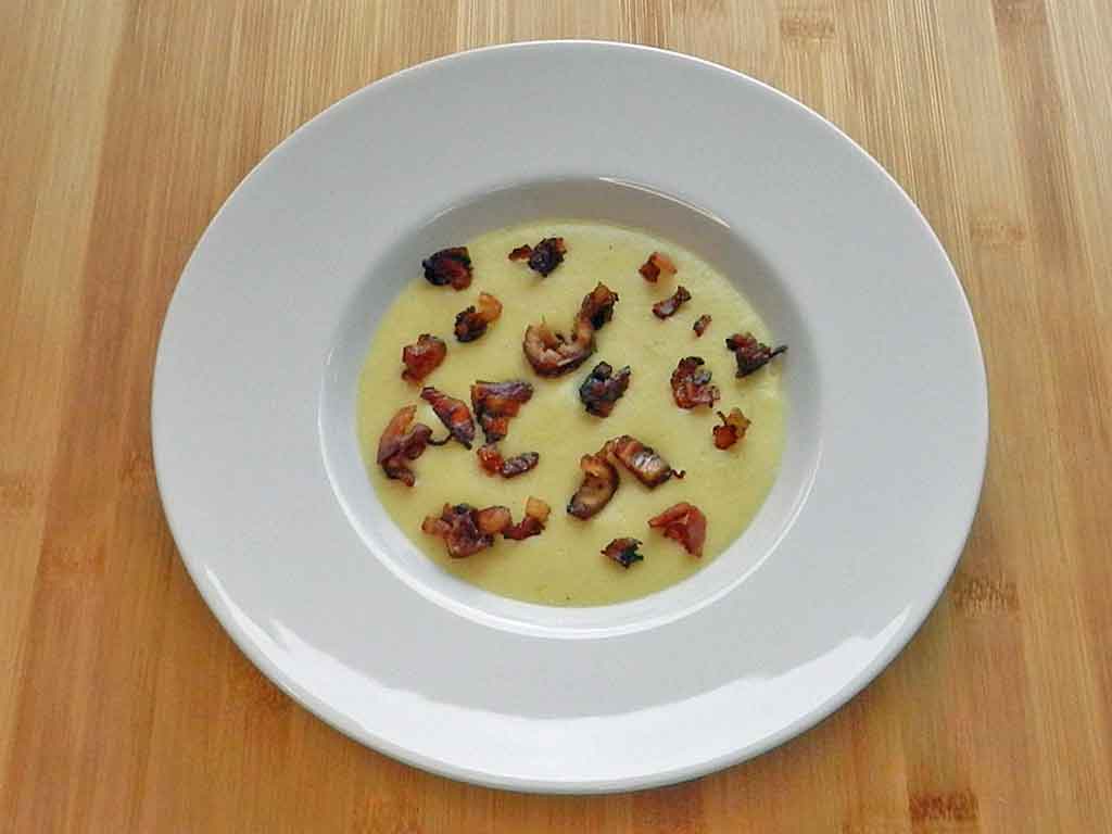 Gebratene Datteln und Guanciale machen die Kartoffel-Porree-Suppe besonders köstlich.