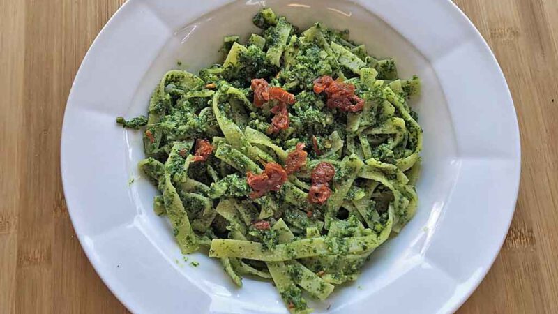 Pasta mit Grünkohl ist gesund und schmeckt gut, weiß die medterrane Kochgesellschaft.
