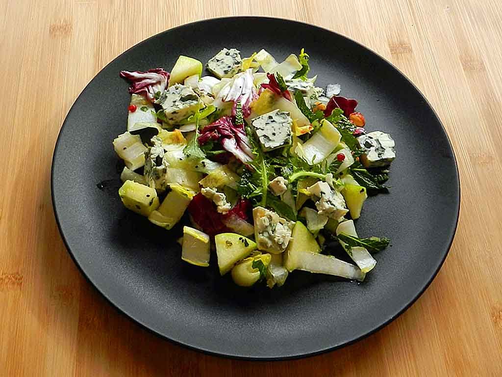 Gesunde Vitamine naschen: Der Chicorée-Kiwi-Salat ist dafür ein gutes Beispiel.