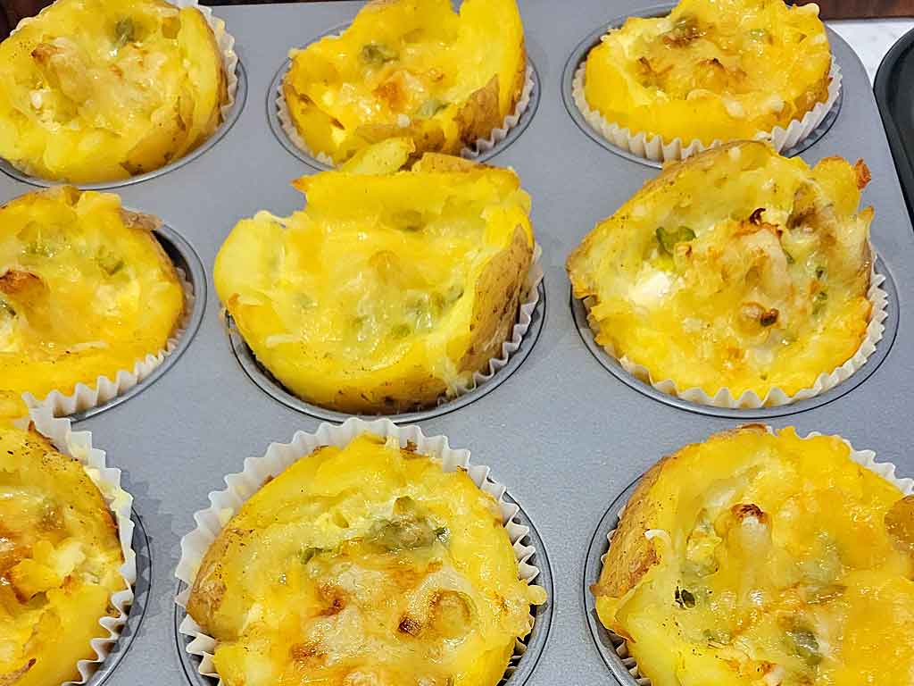 Fingerfood, Vorspeise und Hauptspeise in einem: in Muffin-Förmchen gebackene Kartoffeln mit Spargel-Füllung.