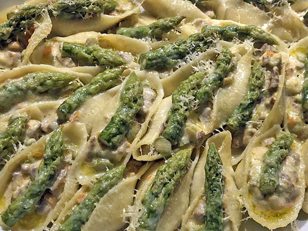 Pasta vom Feinsten: Conchiglioni mit Lammragout und grünem Spargel.