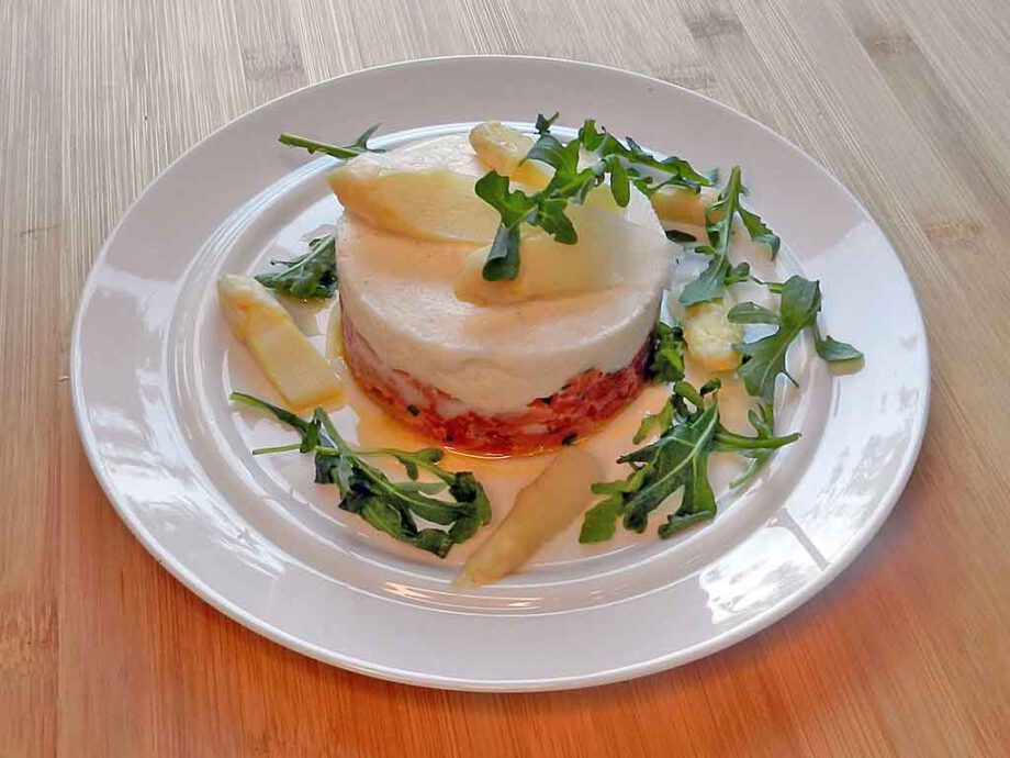 Lachstatar mit Spargelmousse – mediterrane Kochgesellschaft 2000 e.V.