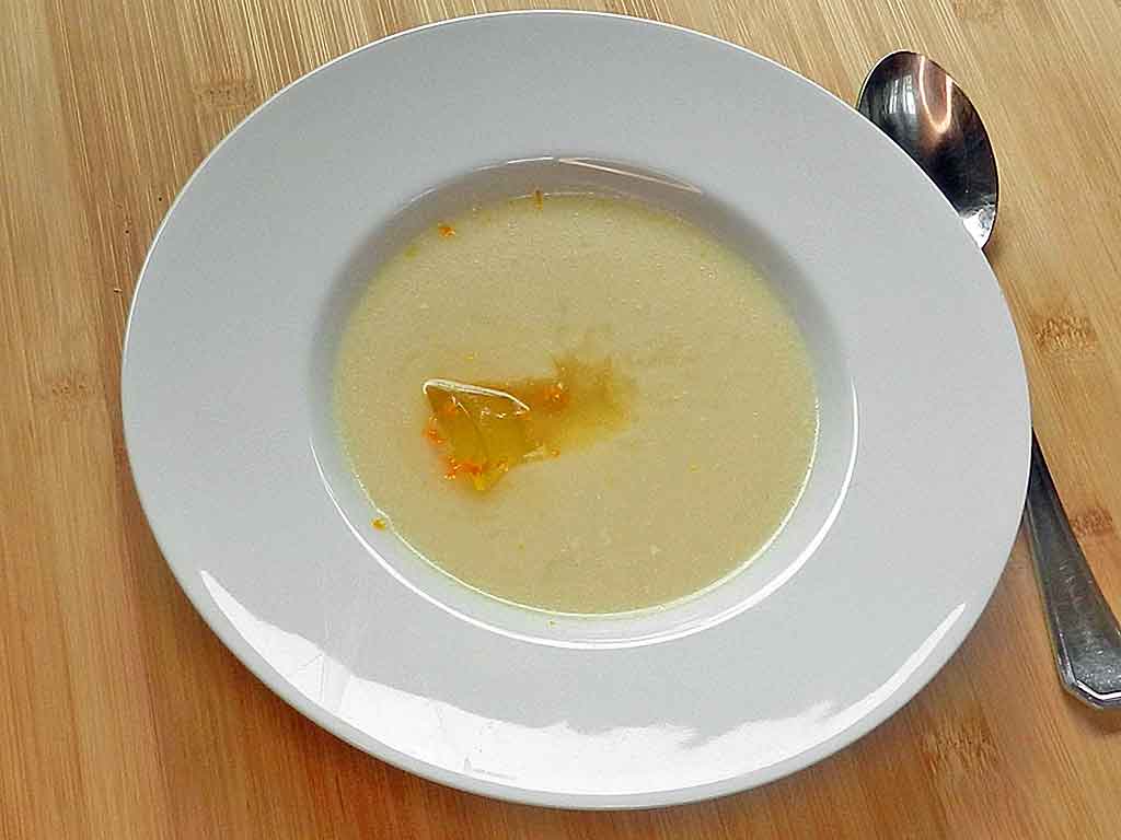 Zum Dahinschmelzen: Spargelsuppe mit Safran-Kardamom-Gelee.