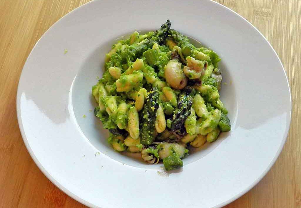 Cavatelli mit Sepien in Spargel-Erbsen-Creme.