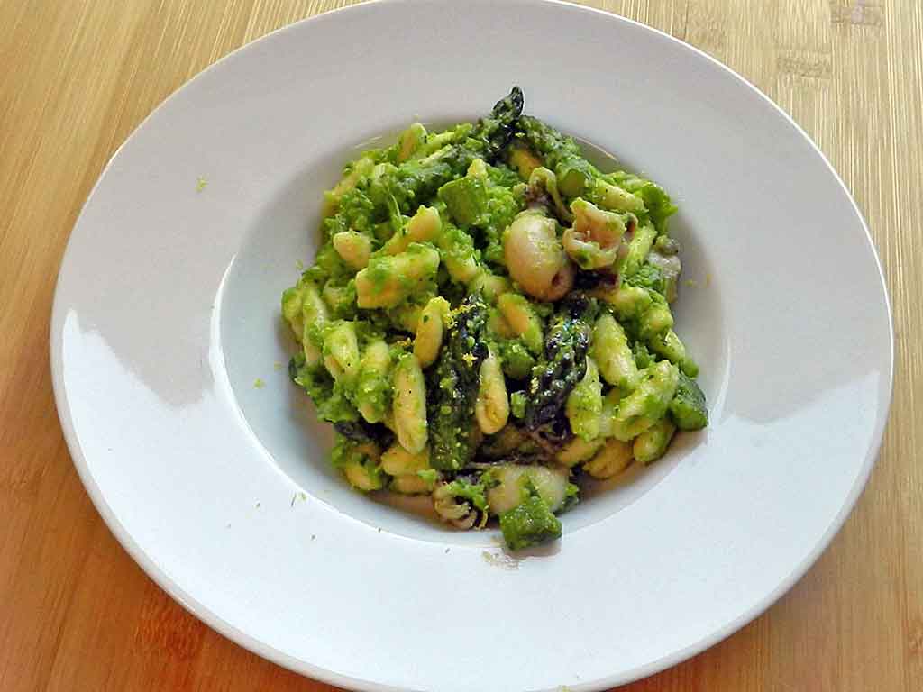 Cavatelli mit Sepien in Spargel-Erbsen-Creme.