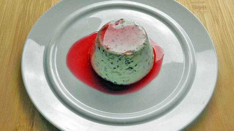 Auch im Minzjoghurt hat die mediterrane Kochgesellschaft Olivenöl versteckt.