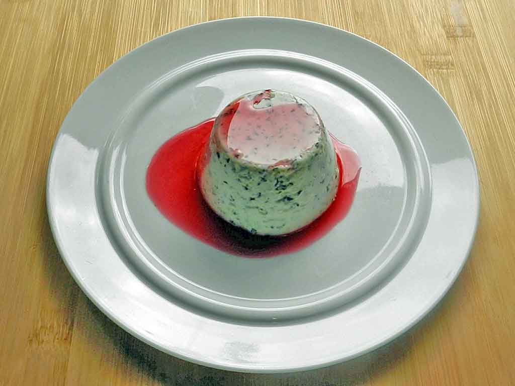 Auch im Minzjoghurt hat die mediterrane Kochgesellschaft Olivenöl versteckt.