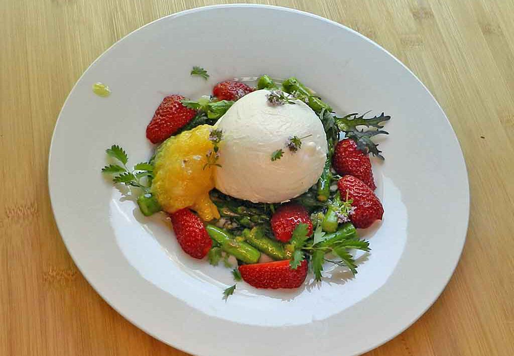 Spargel, Erdbeeren, Mozzarella: Der Kick ist das Sorbet aus Salzzitronen, findet die mediterrane Kochgesellschaft.
