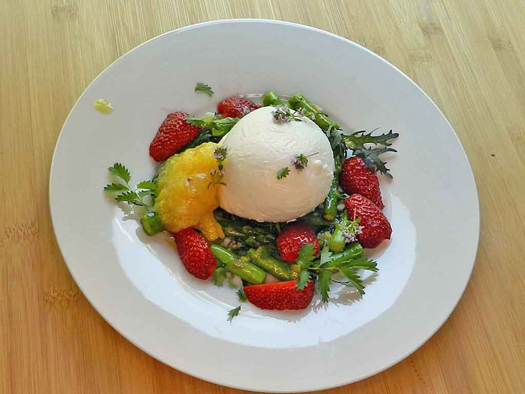 Spargel, Erdbeeren, Mozzarella: Der Kick ist das Sorbet aus Salzzitronen, findet die mediterrane Kochgesellschaft.