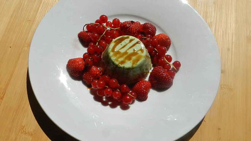 Nachspeise-Tipp der mediterranen Kochgesellschaft: Basilikum-Sauerrahm-Mousse.
