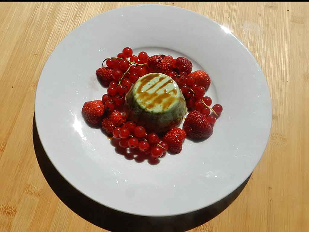 Nachspeise-Tipp der mediterranen Kochgesellschaft: Basilikum-Sauerrahm-Mousse.