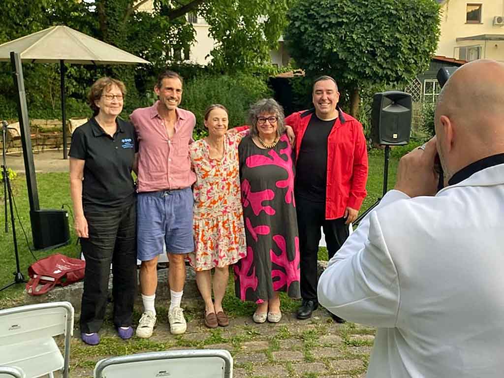 Bücher-Insel & Friends im Garten der Villa Benz.