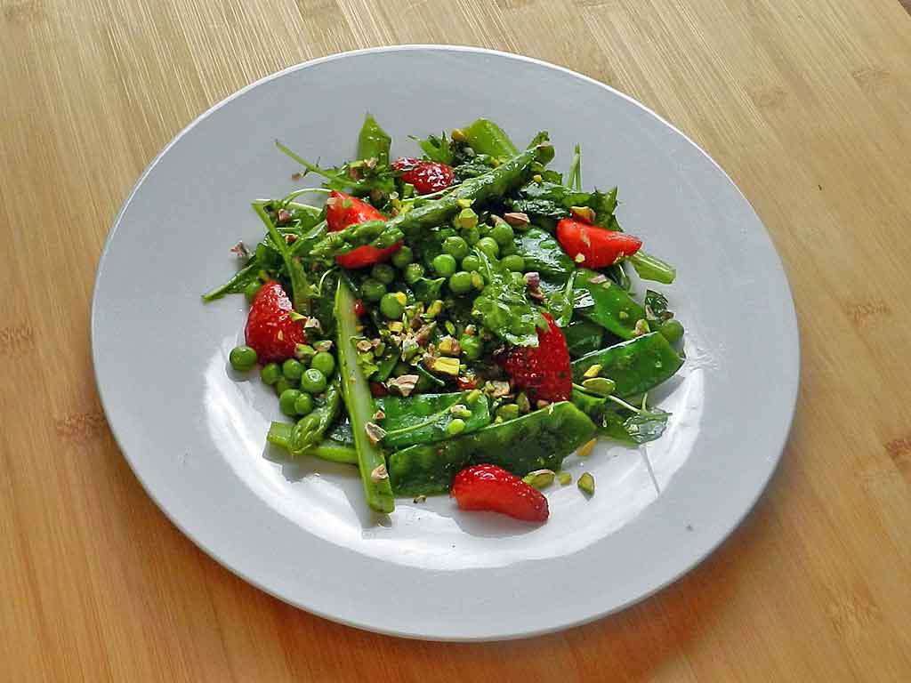 Spargel, Erbsen, Erdbeeren - genial, findet die mediterrane Kochgesellschaft.