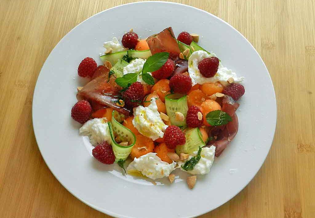 Sommerlich frisch ist der Salat mit Melone, Gurke und Himbeeren nach Art der mediterranen Kochgesellschaft.