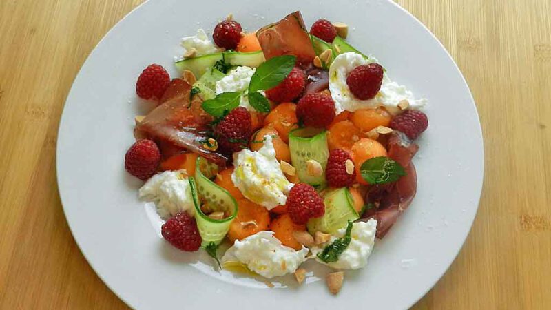 Sommerlich frisch ist der Salat mit Melone, Gurke und Himbeeren nach Art der mediterranen Kochgesellschaft.