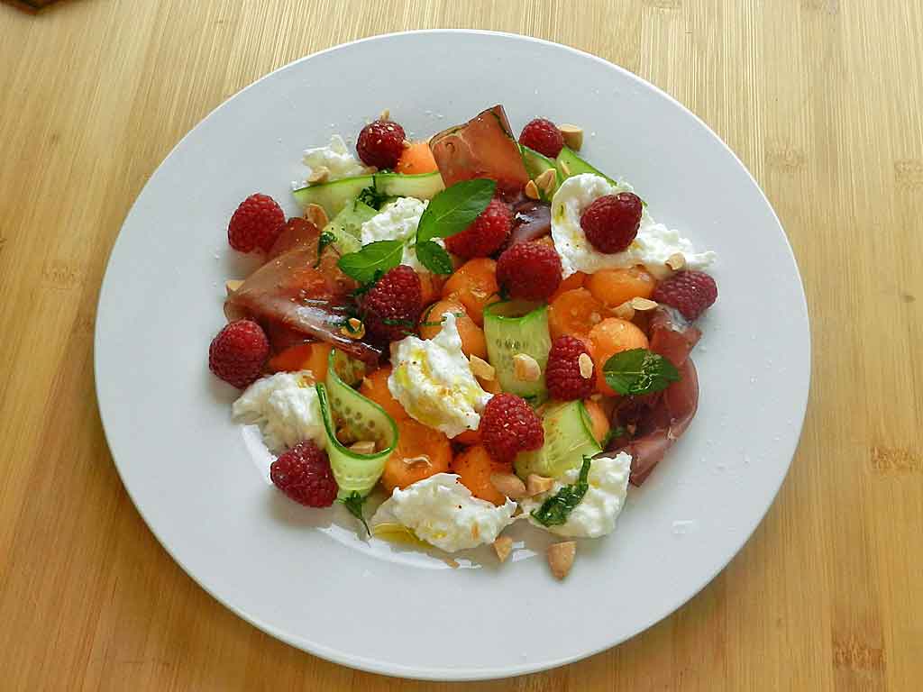 Sommerlich frisch ist der Salat mit Melone, Gurke und Himbeeren nach Art der mediterranen Kochgesellschaft.