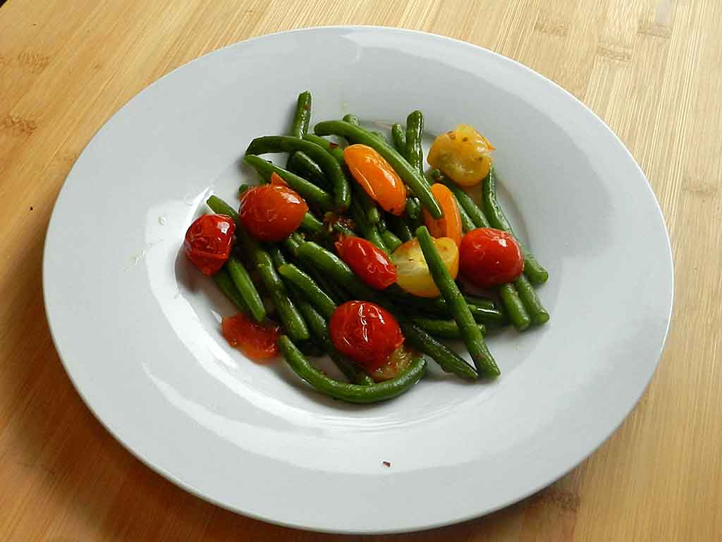 Sieht gut aus ud schmeckt noch besser: Bohnensalat mit bunten Tomaten.