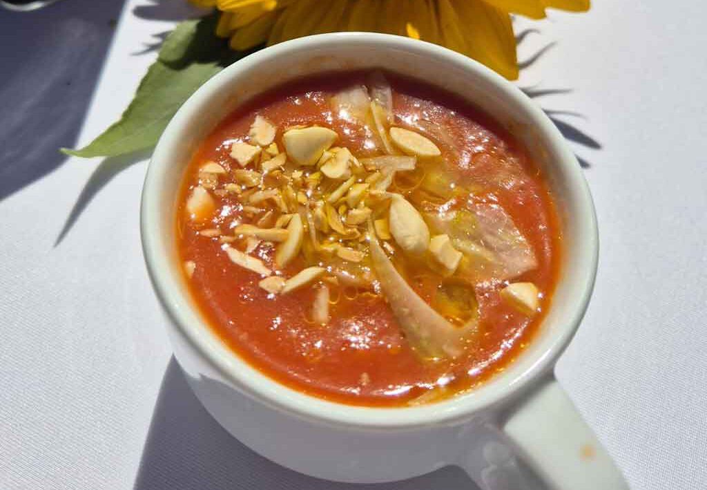 Die Gazpacho aus sonnengreiften Tomaten und Aprikosen ist das perfekte Sommerrezept.