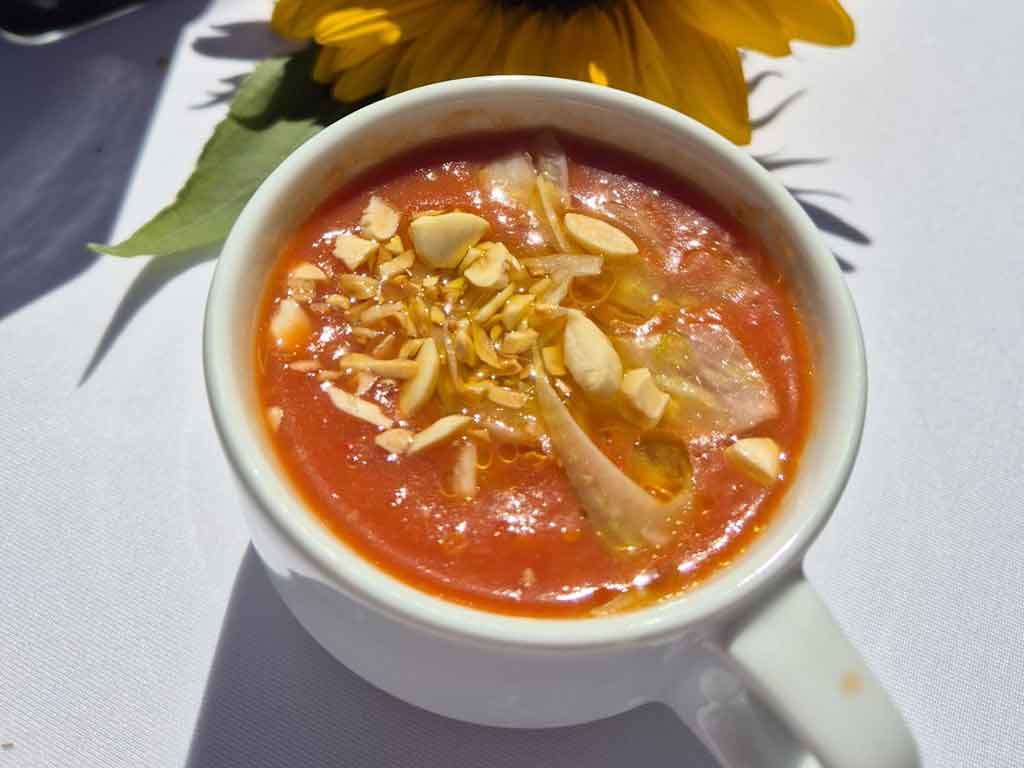 Die Gazpacho aus sonnengreiften Tomaten und Aprikosen ist das perfekte Sommerrezept.