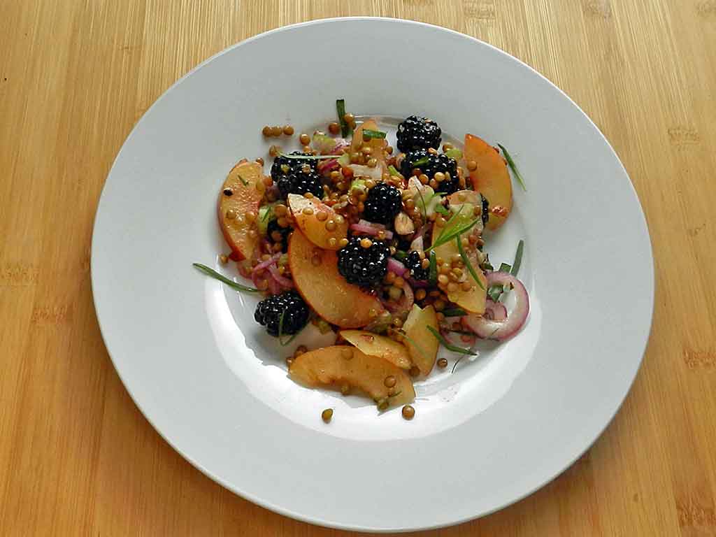 Vogelwild und superlecker: der Linsensalat mit Brombeeren, den die mediterrane Kochgesellschaft angerichtet hat.