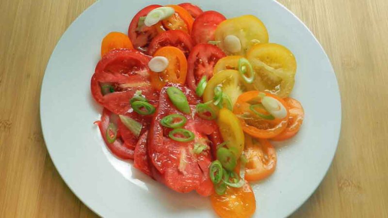 Tomaten-Carpaccio findet die mediterrane Kochgesellschaft lecker.