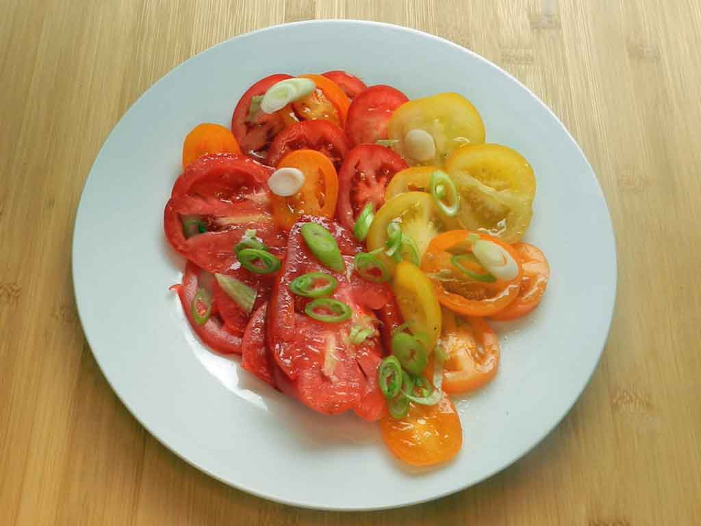 Tomaten-Carpaccio findet die mediterrane Kochgesellschaft lecker.