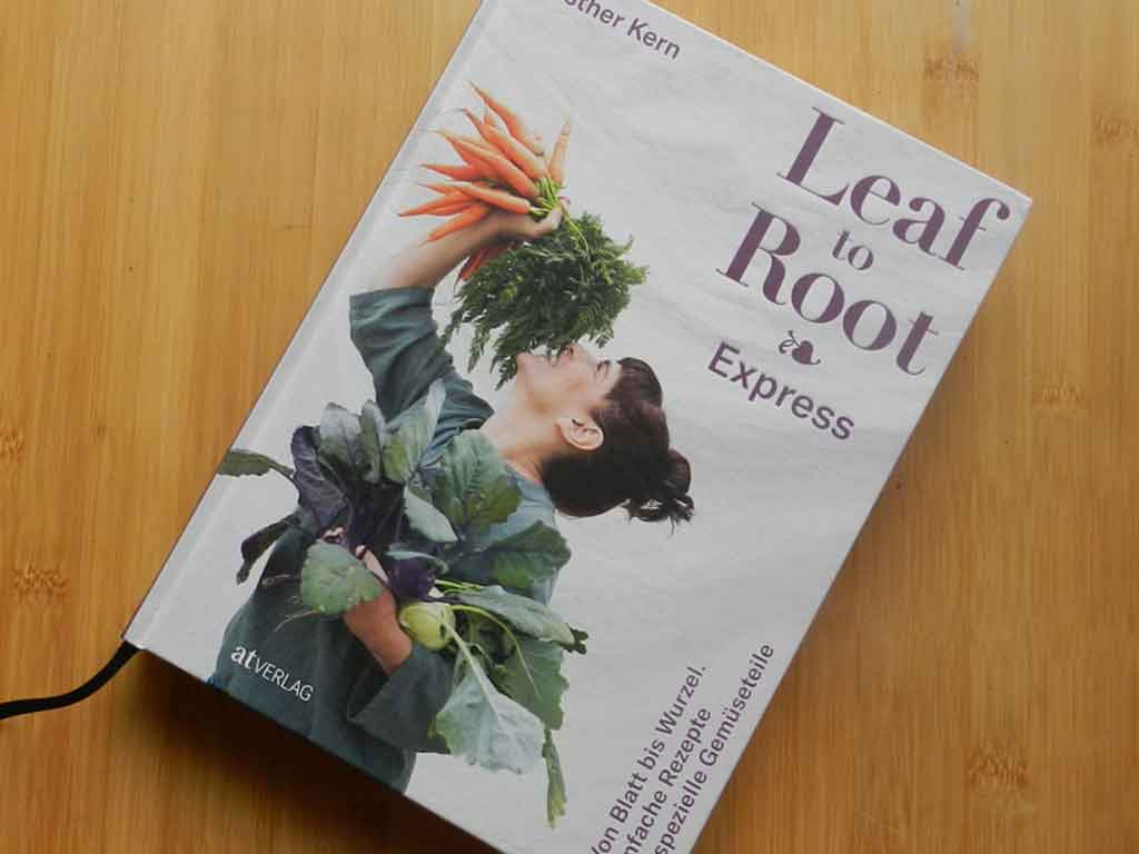 Esther Kern beschäftigt sich mit Gemüse.