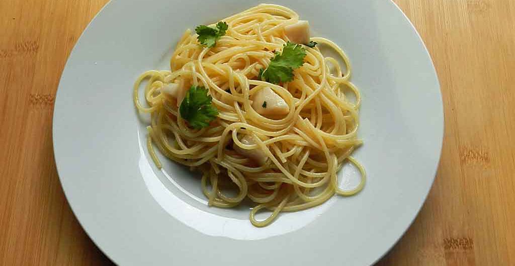 Beste Spaghetti aglio e olio mit Jakobsmuscheln, urteilt die mediterrane Kochgesellschaft.