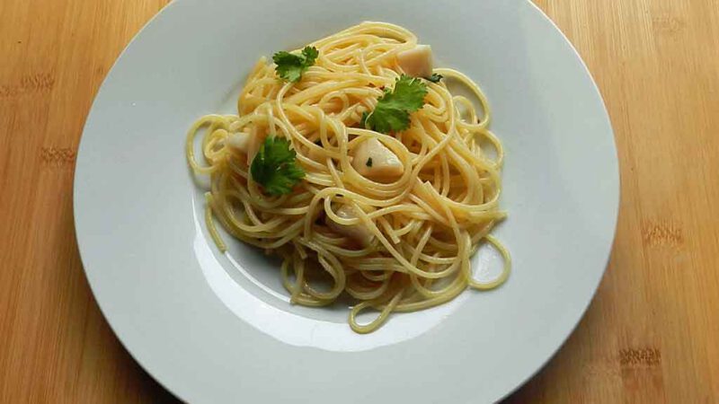 Beste Spaghetti aglio e olio mit Jakobsmuscheln, urteilt die mediterrane Kochgesellschaft.