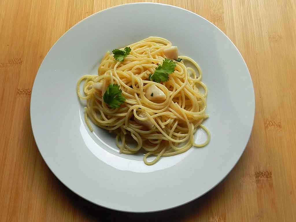 Beste Spaghetti aglio e olio mit Jakobsmuscheln, urteilt die mediterrane Kochgesellschaft.